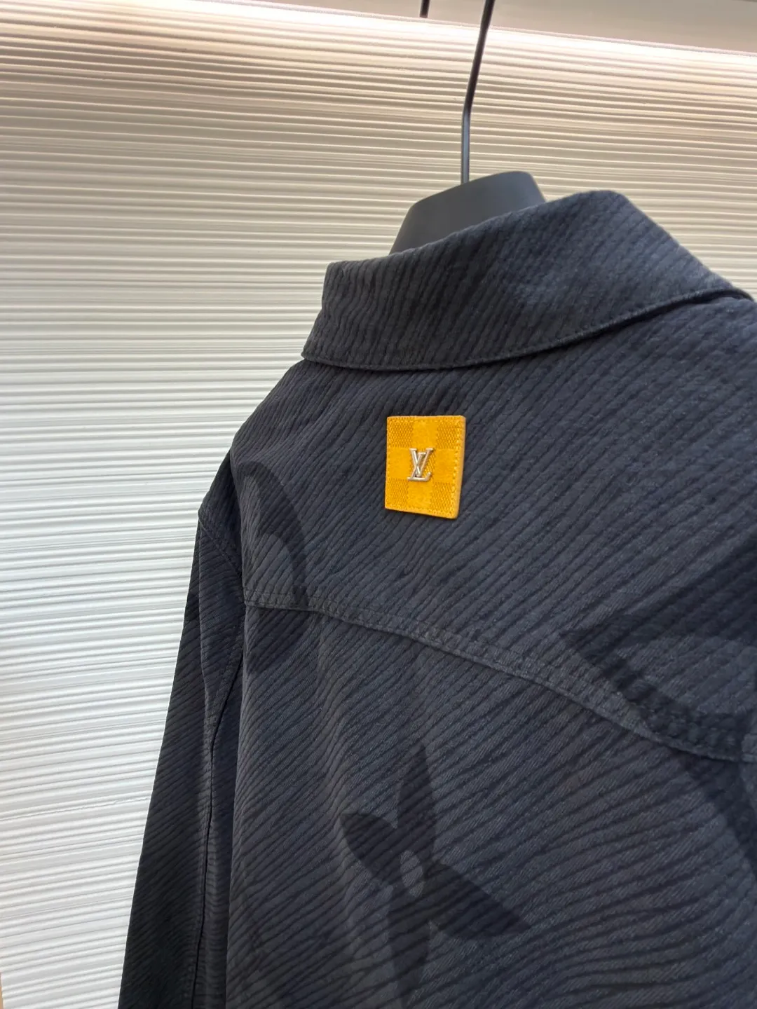LOUIS VUITTON gradient letter denim jacket ●Authentic product: purchased and developed by 25248 ●Item number: 1680831-B95 ●Fabric: denim fabric ●Technology: Tie-dye process ●Version: fitted version ●Weight: about 1185 grams ●Size: 46-48-50-52 ●Description: The tie-dye process interprets the dreamlike colors of the Northern Lights. It is not only fashionable and versatile, but also enhances the aura and becomes the focus of attention. It can be matched with the same style to create a fashionable look and control various occasions.